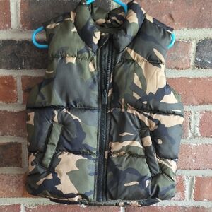 Old Navy Camo Puffer Vest – Toddler 2T